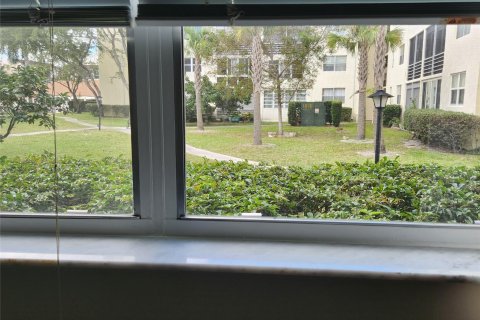 Condo in Lauderdale Lakes, Florida, 1 bedroom  № 1017096 - photo 13