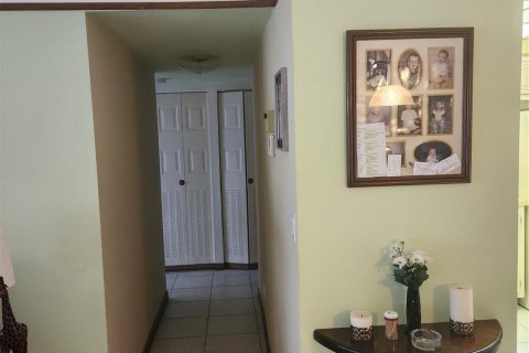 Condo in Lauderdale Lakes, Florida, 1 bedroom  № 1017096 - photo 1