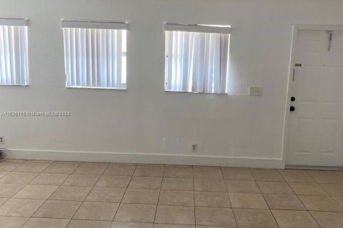 Adosado en venta en Opa-locka, Florida, 3 dormitorios, 117.34 m2 № 1306052 - foto 3