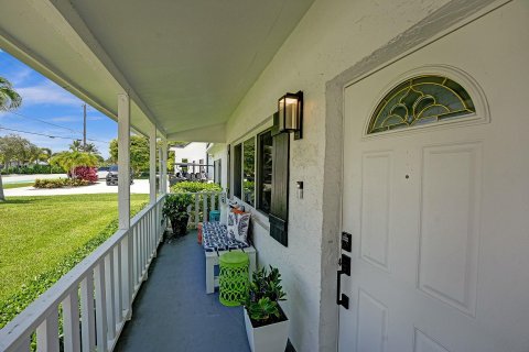 House in Delray Beach, Florida 4 bedrooms, 131.46 sq.m. № 996274 - photo 1