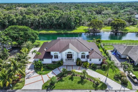 Villa ou maison à vendre à Palmetto Bay, Floride: 5 chambres, 394.18 m2 № 1360221 - photo 1