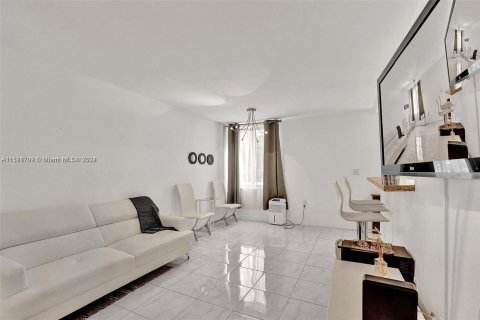 Condo in Sunny Isles Beach, Florida, 2 bedrooms  № 1155319 - photo 8