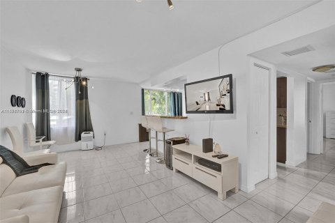 Condo in Sunny Isles Beach, Florida, 2 bedrooms  № 1155319 - photo 26