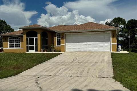 Villa ou maison à vendre à Lehigh Acres, Floride: 3 chambres, 196.95 m2 № 1299983 - photo 1