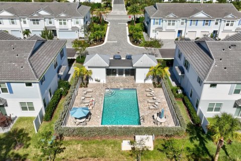 Adosado en venta en Stuart, Florida, 3 dormitorios, 187.38 m2 № 1159635 - foto 1