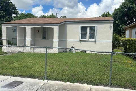 House in Miami, Florida 2 bedrooms, 67.45 sq.m. № 1387874 - photo 1