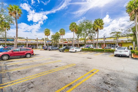 Commercial property in Hialeah, Florida № 1158974 - photo 1