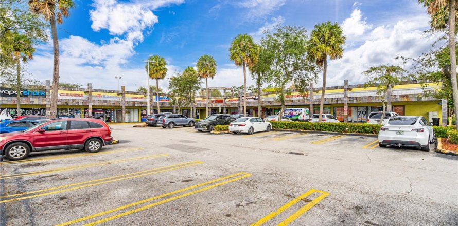 Commercial property in Hialeah, Florida № 1158974