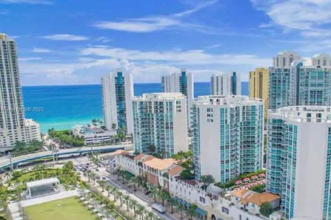 Copropriété à louer à Sunny Isles Beach, Floride: 3 chambres, 135.73 m2 № 712230 - photo 1