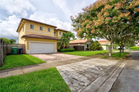 House in Miami, Florida 3 bedrooms, 253.34 sq.m. № 1380277 - photo 4