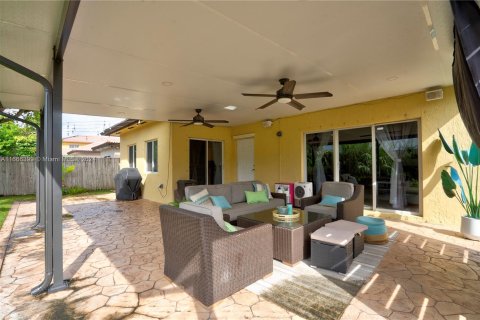 House in Miami, Florida 3 bedrooms, 253.34 sq.m. № 1380277 - photo 9