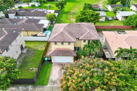 House in Miami, Florida 3 bedrooms, 253.34 sq.m. № 1380277 - photo 15