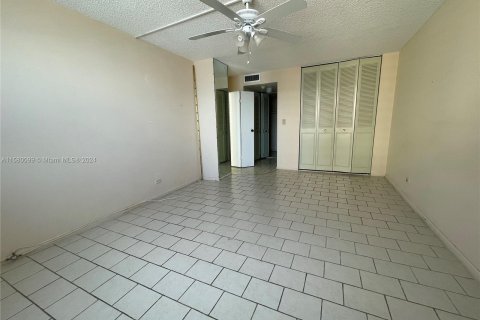 Copropriété à vendre à Sunny Isles Beach, Floride: 2 chambres, 100.98 m2 № 1154880 - photo 11