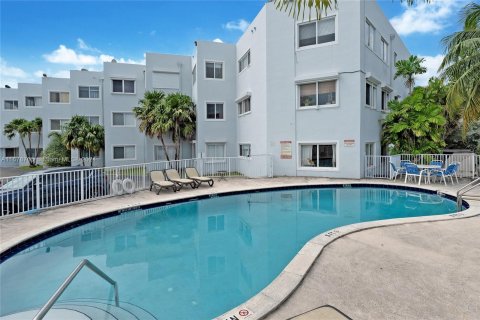 Condo in Miami Beach, Florida, 2 bedrooms  № 1408865 - photo 14