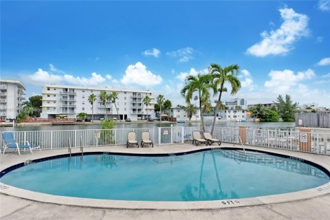 Condo in Miami Beach, Florida, 2 bedrooms  № 1408865 - photo 12