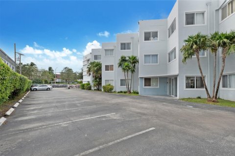 Condo in Miami Beach, Florida, 2 bedrooms  № 1408865 - photo 16