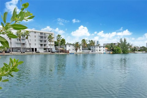 Condo in Miami Beach, Florida, 2 bedrooms  № 1408865 - photo 15