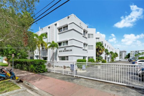 Condo in Miami Beach, Florida, 2 bedrooms  № 1408865 - photo 1