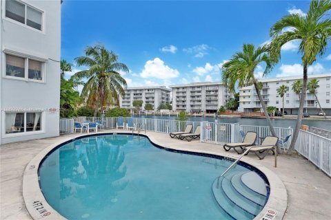 Condo in Miami Beach, Florida, 2 bedrooms  № 1408865 - photo 13