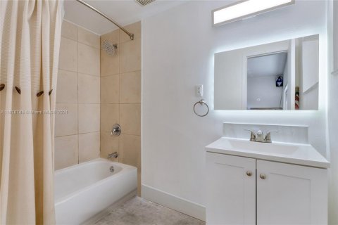 Condo in Miami Beach, Florida, 2 bedrooms  № 1408865 - photo 11