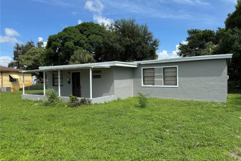 House in Miami, Florida 3 bedrooms, 121.05 sq.m. № 1381731 - photo 1