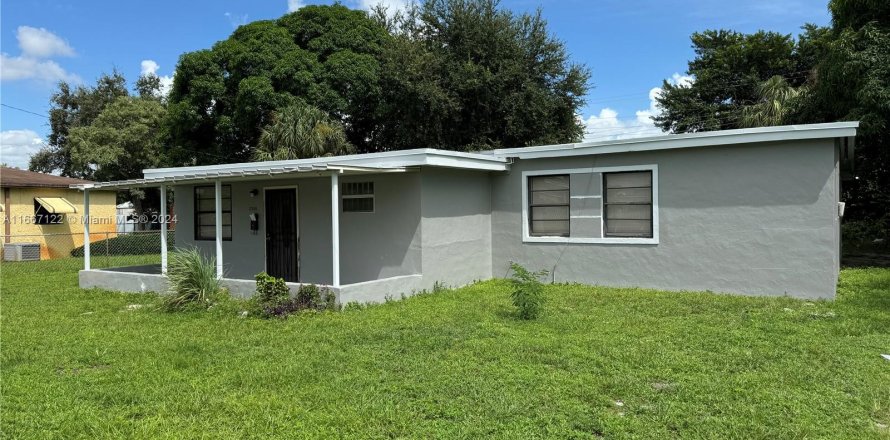 House in Miami, Florida 3 bedrooms, 121.05 sq.m. № 1381731