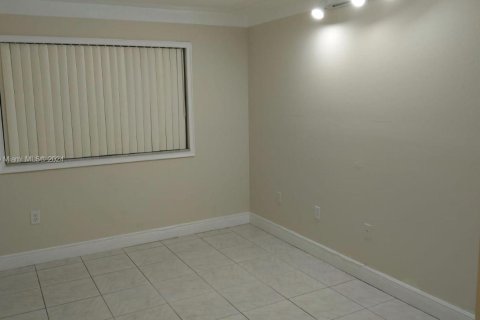 Condo in Miami, Florida, 2 bedrooms  № 1386221 - photo 4