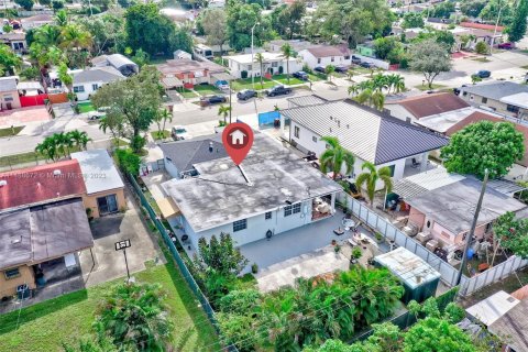 House in Hialeah, Florida 3 bedrooms, 188.78 sq.m. № 855347 - photo 6