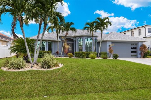 House in Cape Coral, Florida 3 bedrooms, 183.95 sq.m. № 1322636 - photo 2