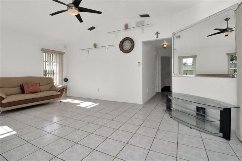 Casa en venta en Port Charlotte, Florida, 4 dormitorios, 211.35 m2 № 220505 - foto 25
