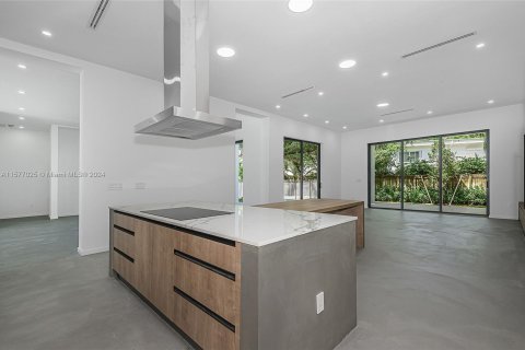 House in Miami, Florida 5 bedrooms № 1145727 - photo 6