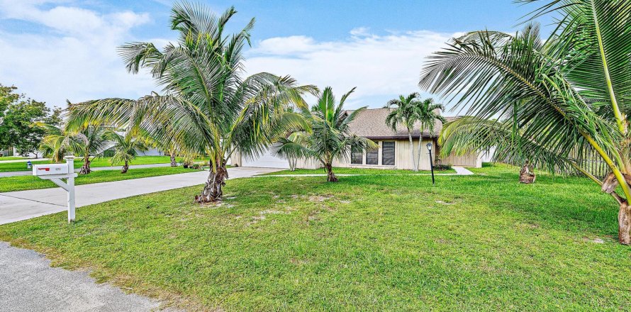 House in Stuart, Florida 3 bedrooms, 177.63 sq.m. № 748317