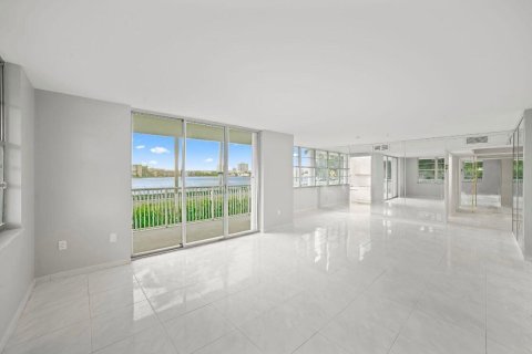 Copropriété à vendre à Aventura, Floride: 2 chambres, 157.28 m2 № 665419 - photo 9