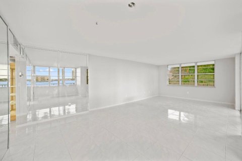 Condo in Aventura, Florida, 2 bedrooms  № 665419 - photo 11