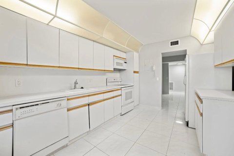 Condo in Aventura, Florida, 2 bedrooms  № 665419 - photo 17