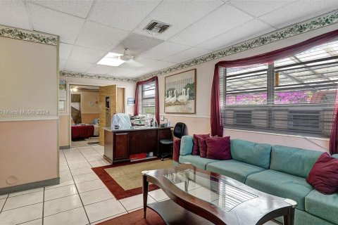 Casa en venta en Miami Gardens, Florida, 4 dormitorios, 244.15 m2 № 1224109 - foto 4