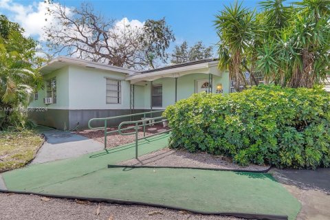 Villa ou maison à vendre à Miami Gardens, Floride: 4 chambres, 244.15 m2 № 1224109 - photo 2