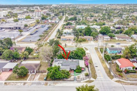 Casa en venta en Miami Gardens, Florida, 4 dormitorios, 244.15 m2 № 1224109 - foto 26