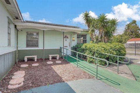 Casa en venta en Miami Gardens, Florida, 4 dormitorios, 244.15 m2 № 1224109 - foto 3