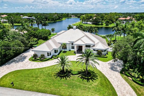 Villa ou maison à vendre à Weston, Floride: 5 chambres, 616.5 m2 № 1324586 - photo 1