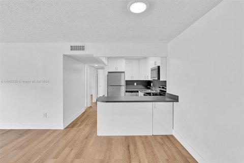 Condo in North Miami Beach, Florida, 2 bedrooms  № 1324592 - photo 25