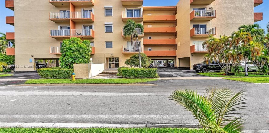 Condo in North Miami Beach, Florida, 2 bedrooms  № 1324592