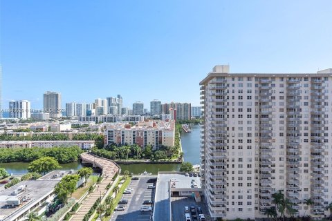 Condo in Sunny Isles Beach, Florida, 1 bedroom  № 1324590 - photo 17