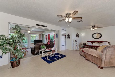 House in Port Charlotte, Florida 2 bedrooms, 117.99 sq.m. № 858883 - photo 6