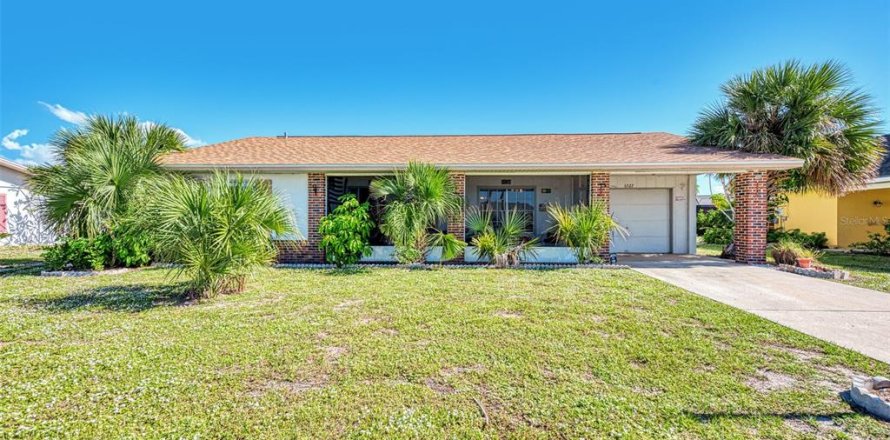 House in Port Charlotte, Florida 2 bedrooms, 117.99 sq.m. № 858883