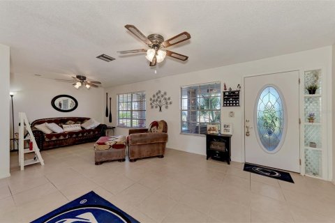 House in Port Charlotte, Florida 2 bedrooms, 117.99 sq.m. № 858883 - photo 5