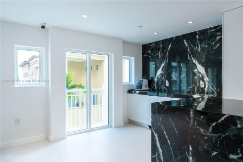 Copropriété à vendre à Miami Beach, Floride: 2 chambres, 118.91 m2 № 1238701 - photo 9