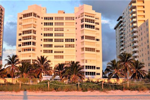 Condo in Miami Beach, Florida, 1 bedroom  № 1271137 - photo 18