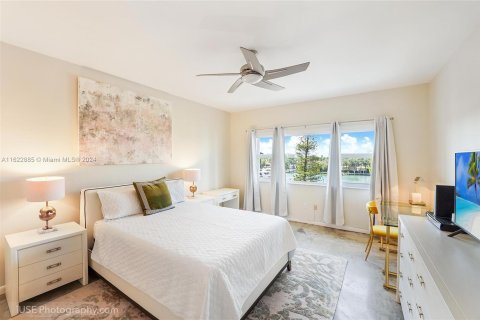 Condo in Miami Beach, Florida, 1 bedroom  № 1271137 - photo 10