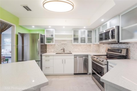 Condo in Miami Beach, Florida, 1 bedroom  № 1271137 - photo 8